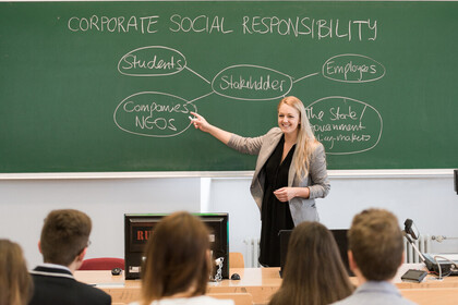 Professorin vor der Klasse
