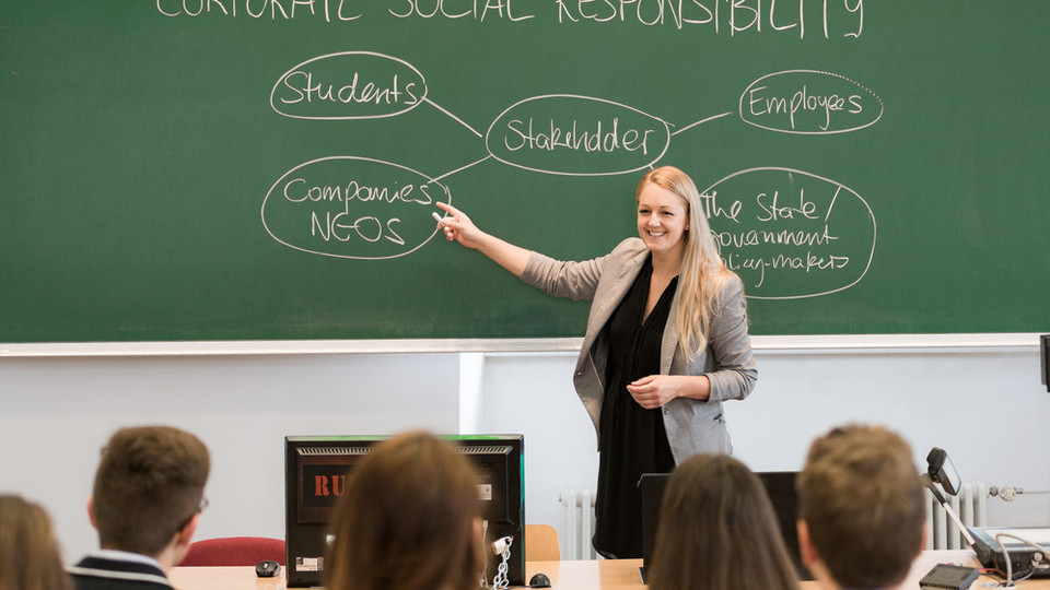 Professorin vor der Klasse