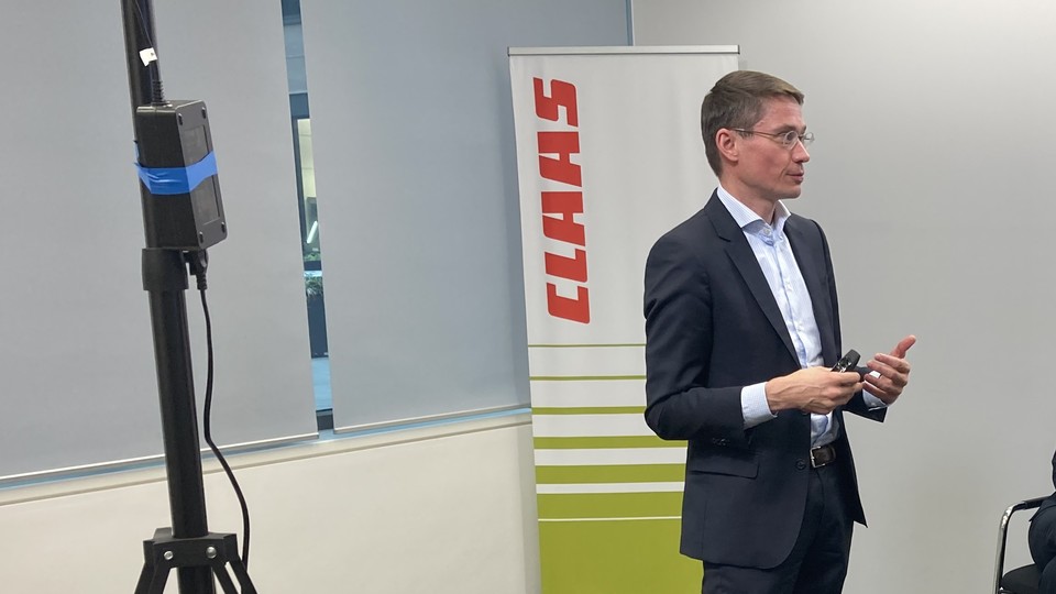 Mann bei einem Vortrag von Claas