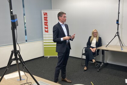 Mann bei einem Vortrag von Claas