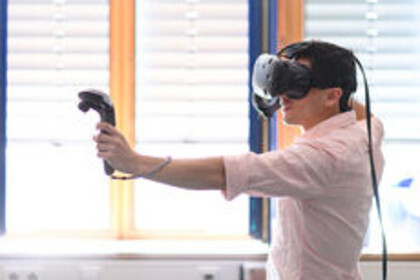 Mann mit VR-Brille