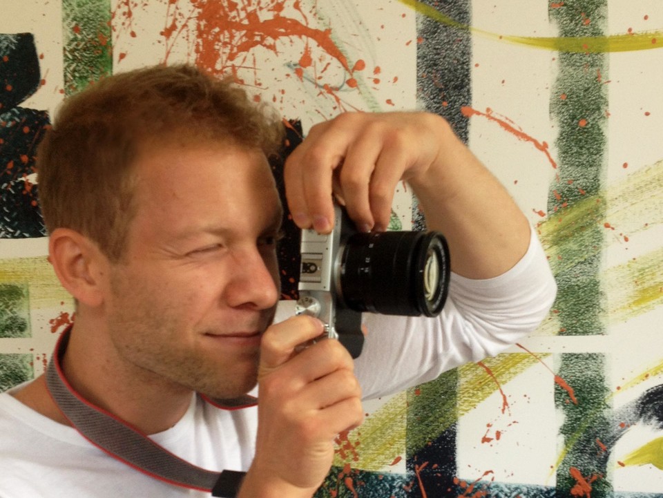 Ein Mann macht ein Foto.
