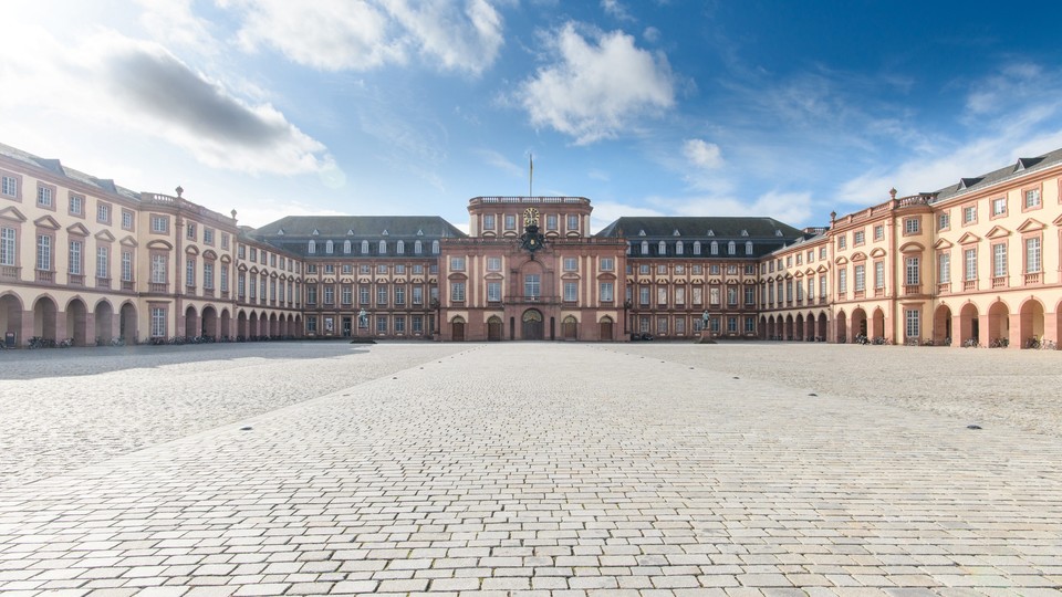 Das Mannheimer Barockschloss und der Ehrenhof.