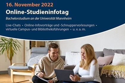 Ein Student und eine Studentin sitzen in einem Wohnzimmer auf dem Boden und betrachten etwas auf ihrem Laptop. Beide lachen. Darüber Info-Schlagworte zum virtuellen Studien-Infotag am 16. November. Link: Instagram Studieninfotag
