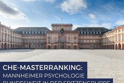 Sommerlicher Tag auf dem Ehrenhof der Uni Mannheim. Davor: "Che-Masterranking. Mannheimer Psychologie bundesweit in der Spitzengruppe."