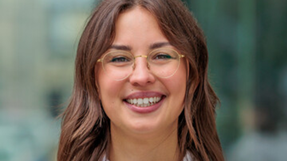 Foto von junger Frau mit braunen Haaren.