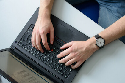 Am Laptop tippen