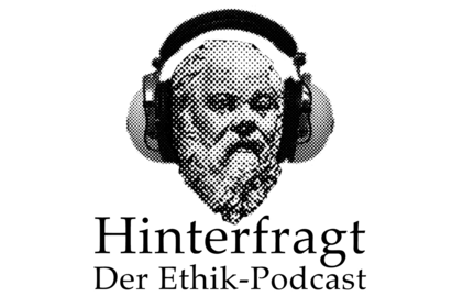 Graustufenbild mit Brüste eines bärtigen Mannes, der Kopfhörer aufgesetzt wurden. Darunter der Text "Hinterfragt" und in neuer Zeile etwas kleiner "Der Ethic-Podcast".