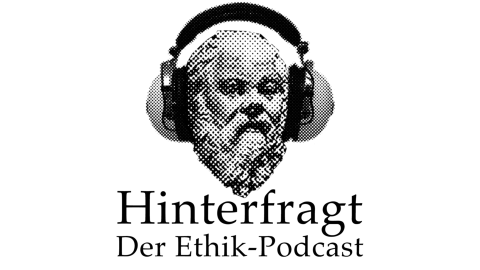 Graustufenbild mit Brüste eines bärtigen Mannes, der Kopfhörer aufgesetzt wurden. Darunter der Text "Hinterfragt" und in neuer Zeile etwas kleiner "Der Ethic-Podcast".