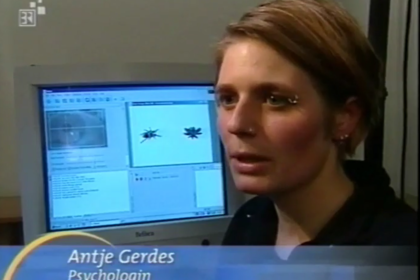 Antje Gerdes hat kurze blonde Haare. Sie trägt ein dunkles Oberteil und sitzt vor einem Computer