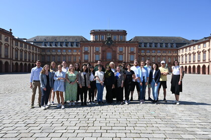 Gruppe an Personen auf dem Ehrenhof aufgestellt