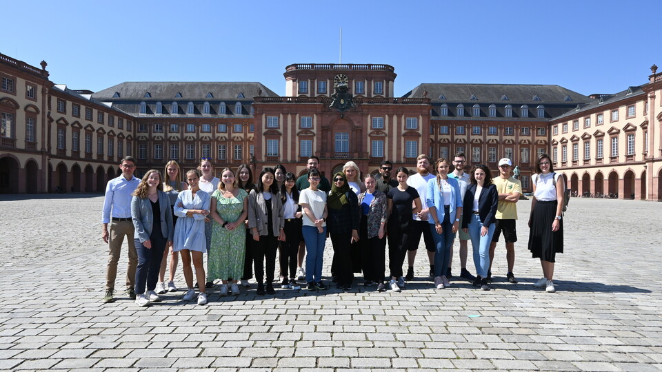 Gruppe an Personen auf dem Ehrenhof aufgestellt