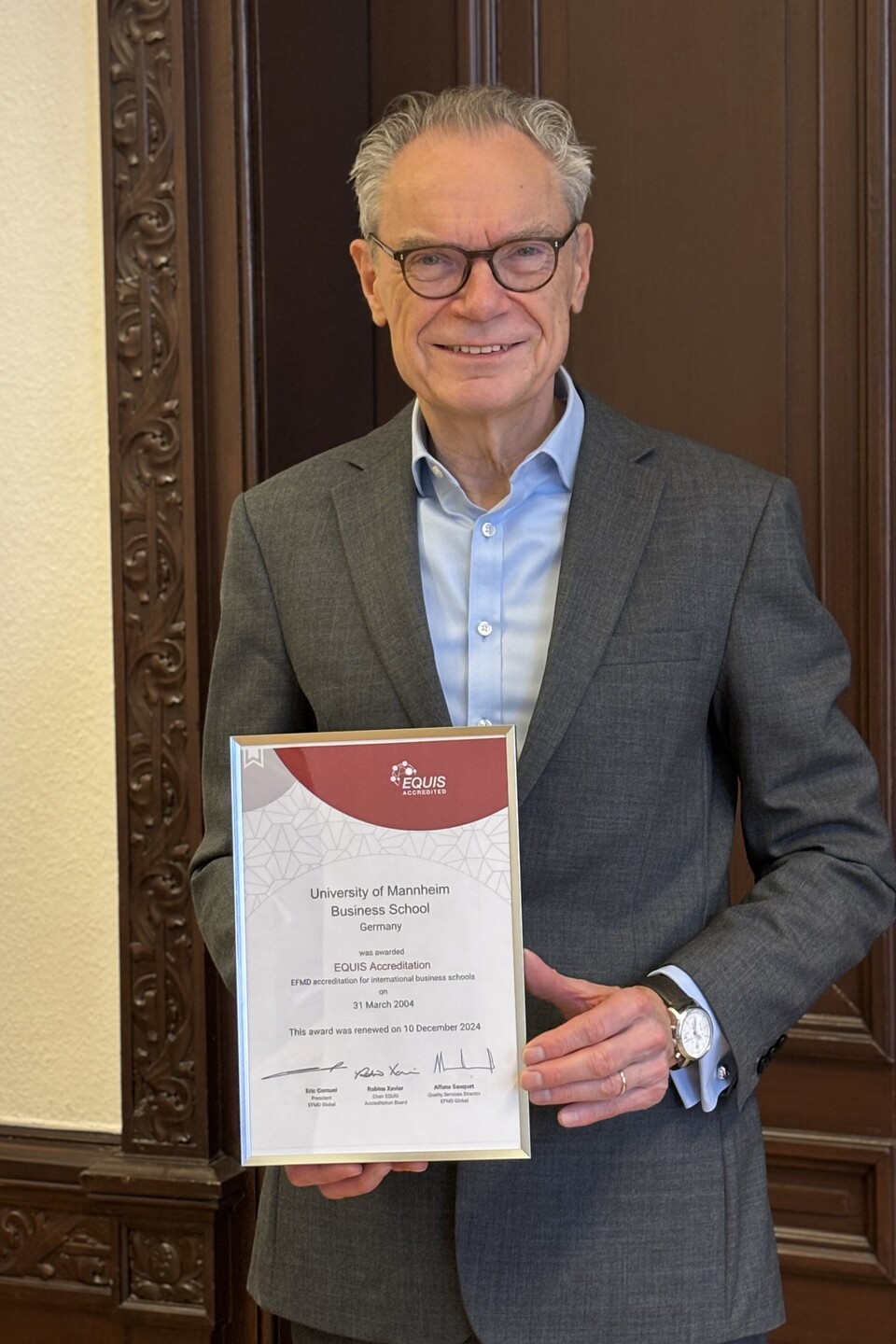 Dekan Joachim Lutz präsentiert die EQUIS-Urkunde Joachim Lutz, Dekan der Fakultät für Betriebswirtschaftslehre, präsentiert die Equis-Urkunde