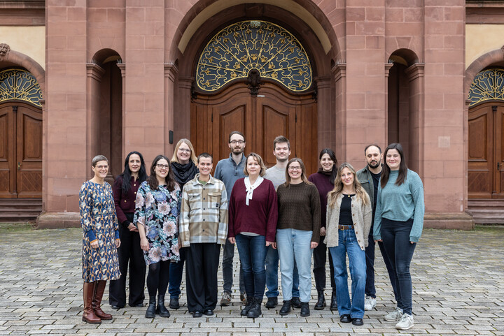 Foto des Lehrstuhlteams Klinische Psychologie und Psychotherapie des Kindes- und Jugendalters