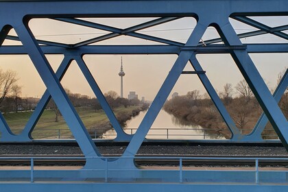 Blick auf de Brücke über dem Neckar bei Abenddämmerung. In der Ferne ist der Mannheimer Fernsehturm zu sehen