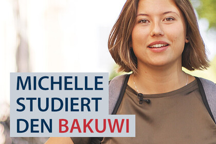 Porträt der Studentin Michelle. Sie studiert den BaKuWi in Mannheim, den Bachelorstudiengang Kultur und Wirtschaft. Michelle trägt ein braunes T-Shirt und ihre dunkelblonden Haare zu einem Pagenschnitt. Link: Instagram Post Michelle studiert den BaKuWi