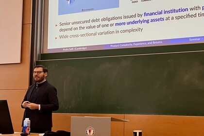 Pedro Saffi am unterrichten vor einem Whiteboard