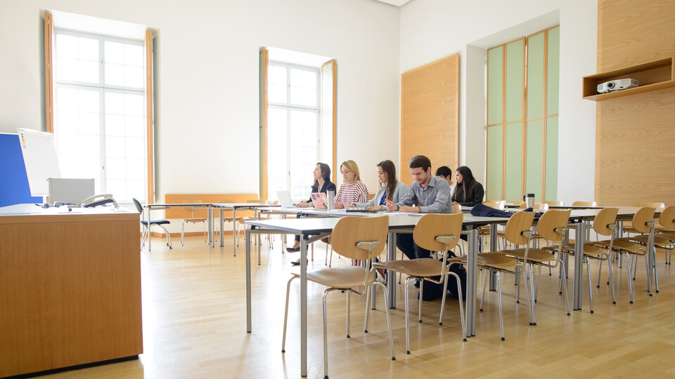 Sechs Studierende arbeiten in einem hellen Seminarraum