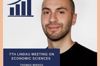 Porträt von Masterstudent Thomas Mirkou. Er trägt ein schwarzes T-Shirt, Drei-Tage-Bart und lächelt in die Kamera. Ein Textfeld verweist auf das siebte Lindau Meeting on Economic Sciences, an dem Mirkou teilnehmen wird. Link: Instagram Post Lindau Meeting