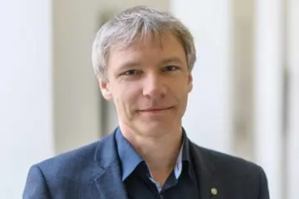 Ein Bild von Prof. Dr. Stefan Münzer. Er hat kurze graue Haare und trägt ein dunkelblaues Hemd mit einem dunklen Jackett.
