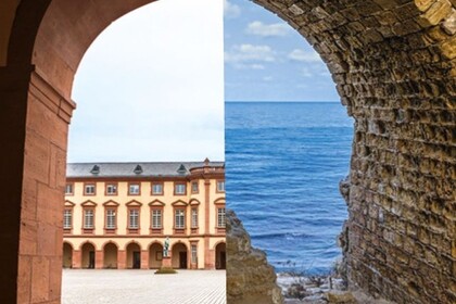 Links ein halber Schloss-Mauerbogen, rechts ein weiterer mit Ausblick auf das Meer.