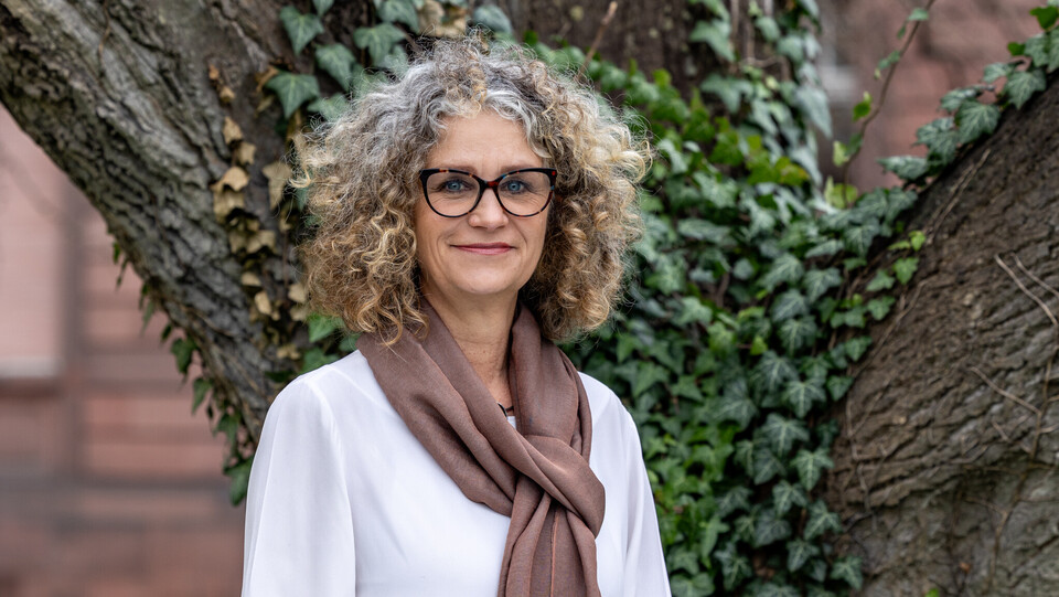 Sabine Kußmaul. Sabine Kußmaul lächelt freundlich und trägt eine Brille passend zum Halstuch.