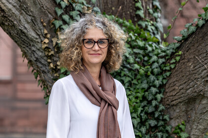 Sabine Kußmaul. Sabine Kußmaul lächelt freundlich und trägt eine Brille passend zum Halstuch.