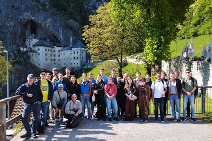 Die Teilnehmenden der Summer School vor der Höhlenburg Predjama.
