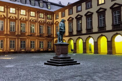 Blick auf den Ostflügel und Mittelbau der Universität Mannheim. im Zentrum steht das Karl-Friedrich-Denkmal