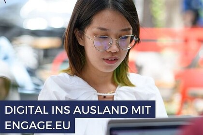 Studentin vor dem Laptop im Café. Link: ENGAGE.EU Onlinekurse