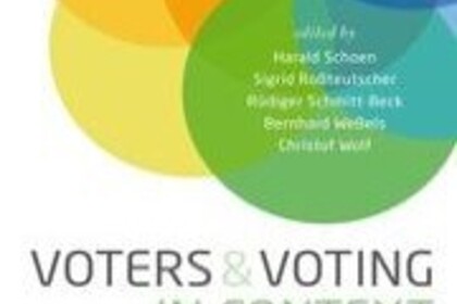 Bild zeigt Buchcover von Voters and Voting in Context
