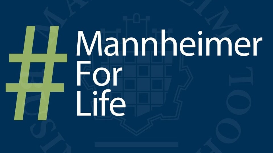 dunkelblauer Hintergrund mit transparentem Logo der BWL-Fakultät. Grünes HAshtag-zeichen und weißer Text: Mannheimer For Life