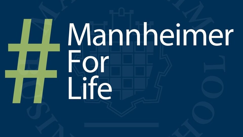 dunkelblauer Hintergrund mit transparentem Logo der BWL-Fakultät. Grünes HAshtag-zeichen und weißer Text: Mannheimer For Life