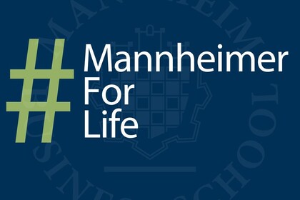 dunkelblauer Hintergrund mit transparentem Logo der BWL-Fakultät. Grünes HAshtag-zeichen und weißer Text: Mannheimer For Life