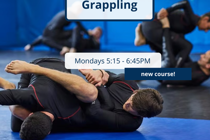 Two guys grappling on the floor, with a text saying that there is a new grappling course taking place on Monday from 17:15-18:45.