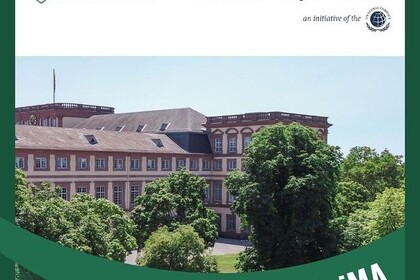 Seitenflügel der Universität mit der Mensawiese und Bäumen. Darüber Logos der Universität und von PRME. An der unteren Bildleiste grüne Schriftleiste mit "GreenUniMA"