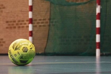 In der Mitte ist ein grüner Fußball vor einem Tor zu sehen. Unten rechts ist das Logo des IFS- Institut für Sport der Universität Mannheim.