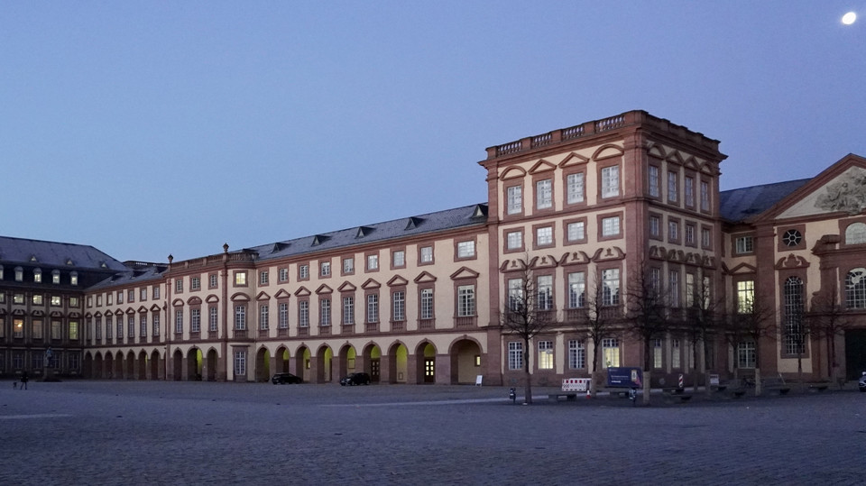 Ehrenhof bei Dämmerung
