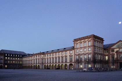 Ehrenhof bei Dämmerung