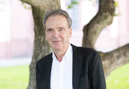 Prof. Stefan Reichelstein. Er lächelt und trägt einen schwarzen Anzug.