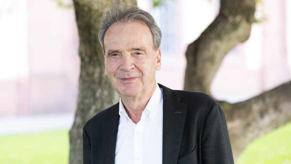 Prof. Stefan Reichelstein. Er lächelt und trägt einen schwarzen Anzug.