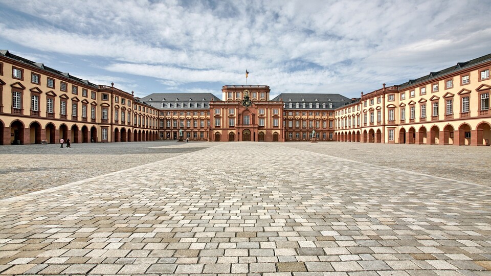 Das Mannheimer Schloss und der mit Kopfsteinpflastern belegte Ehrenhof