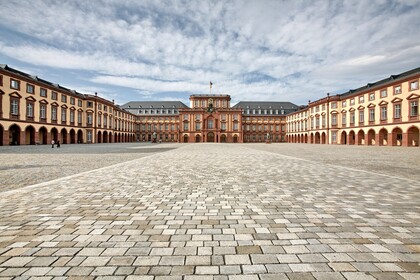 Das Mannheimer Schloss und der mit Kopfsteinpflastern belegte Ehrenhof