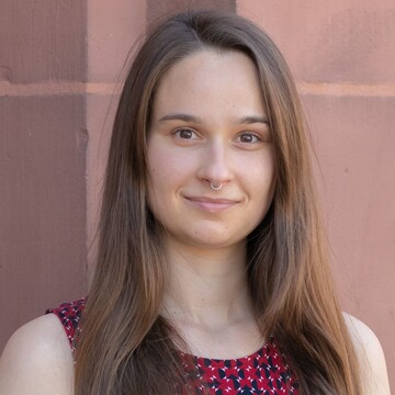 Web_Barbara_Kreis Portrait von Barbara Kreis vor dem Schloss
