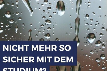 Regentropfen auf einer Scheibe. Dazu auf blauem Hintergrund in weißen Buchstaben der Slogan: Nicht mehr so sicher mit dem Studium? Link: Instagram Post Hilfe bei Studienzweifeln