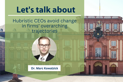 Schloss und Ehrenhof, grüner Kasten mit Foto von Dr. Marc Kowalzick und Text "Let's talk about Hubristic CEOs avoid change in firms overarching trajectories"