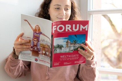 Studierende liest das neue FORUM-Magazin. Link: Instagram Forum Magazin