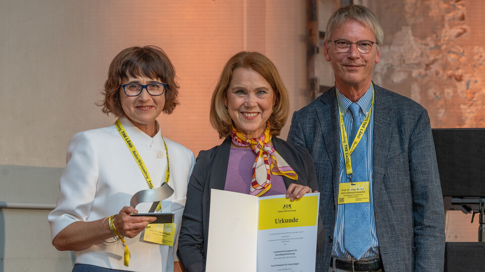 Frau Irena Kogan und zwei Andere stehen nebeneinander für ein Foto