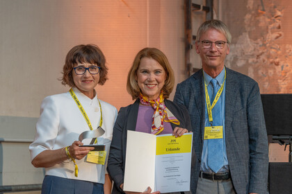 Frau Irena Kogan und zwei Andere stehen nebeneinander für ein Foto