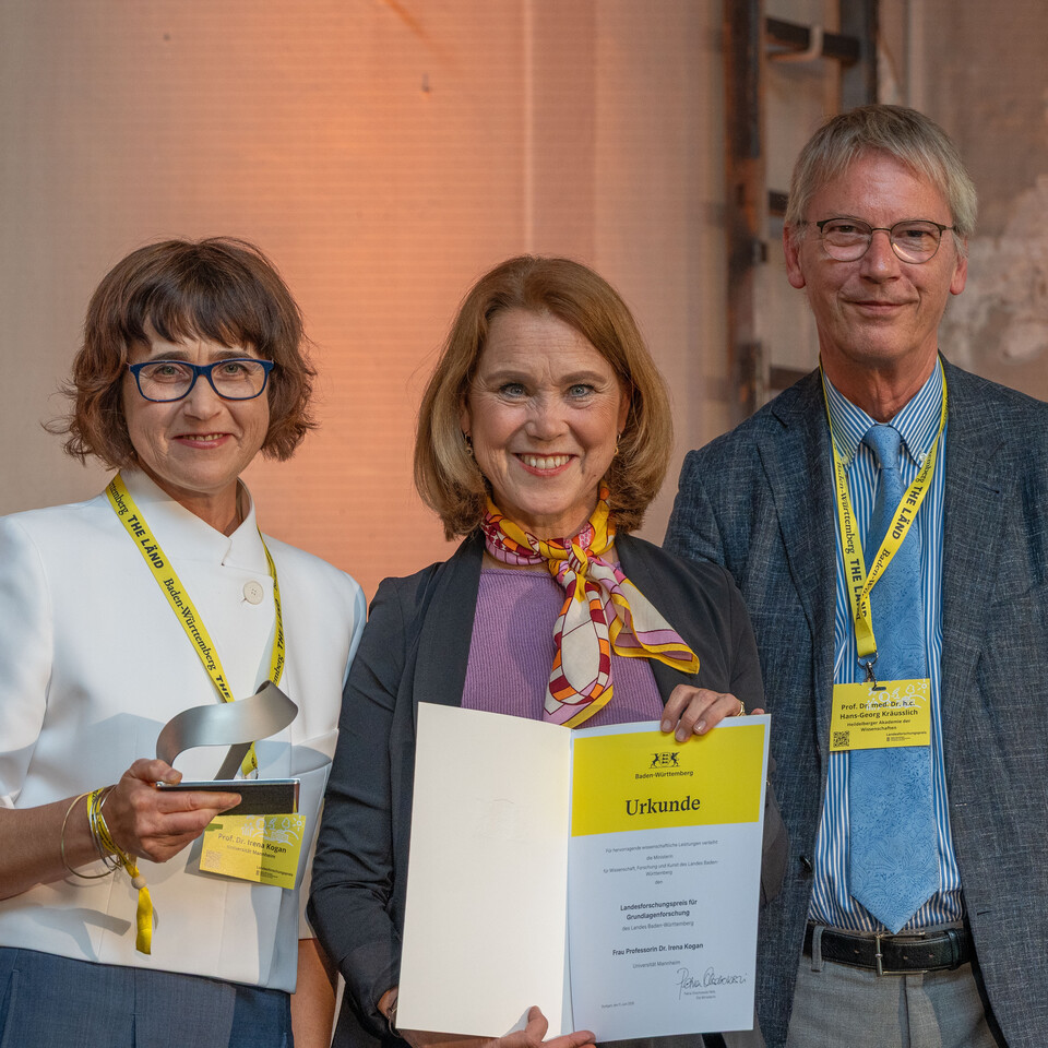 Frau Irena Kogan und zwei Andere stehen nebeneinander für ein Foto